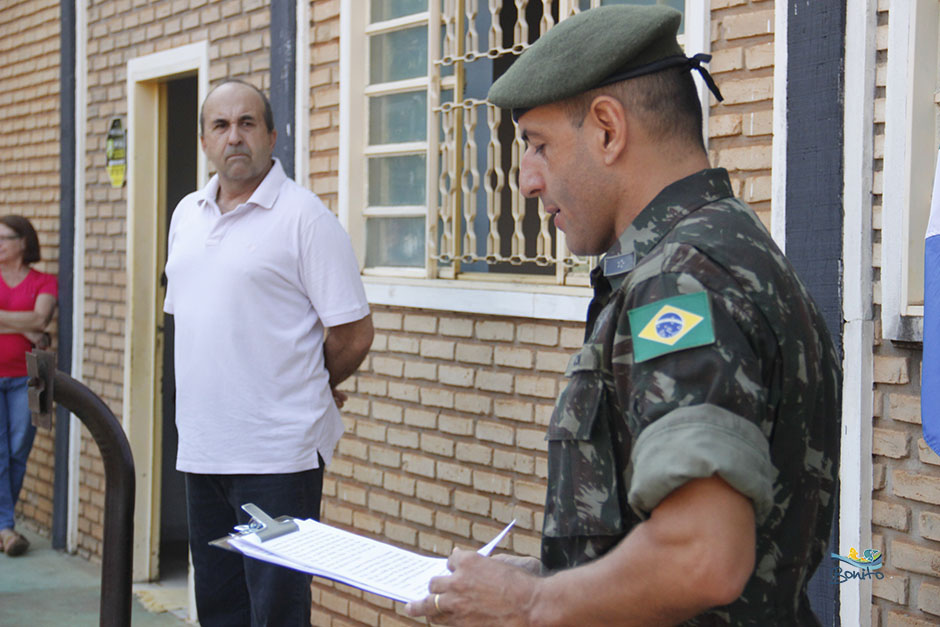 Prefeito Leleco acompanha jovens que prestam juramento e são dispensados pelo exército