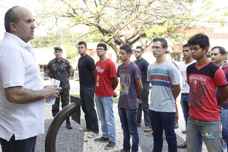 Prefeito Leleco acompanha jovens que prestam juramento e são dispensados pelo exército