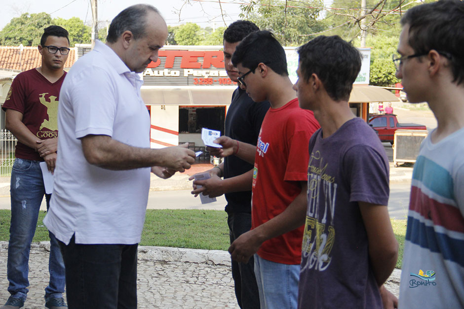 Prefeito Leleco acompanha jovens que prestam juramento e são dispensados pelo exército