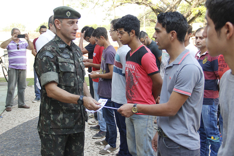 Prefeito Leleco acompanha jovens que prestam juramento e são dispensados pelo exército
