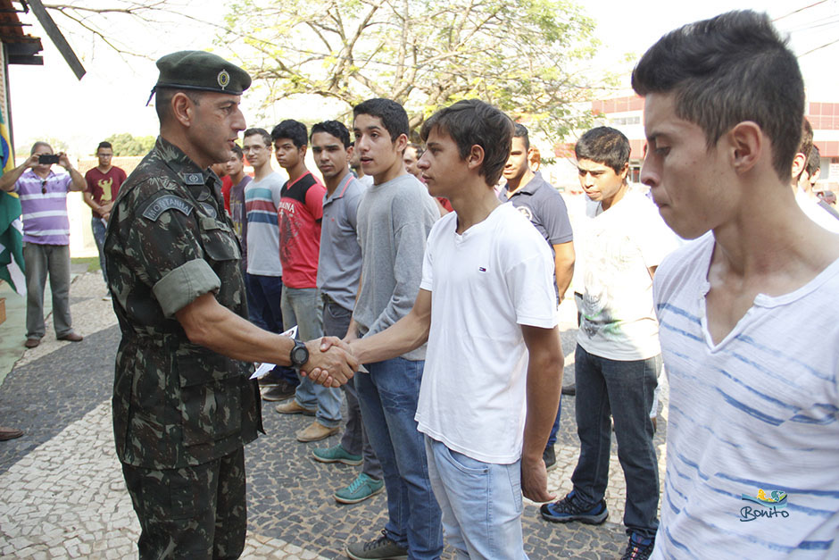 Prefeito Leleco acompanha jovens que prestam juramento e são dispensados pelo exército