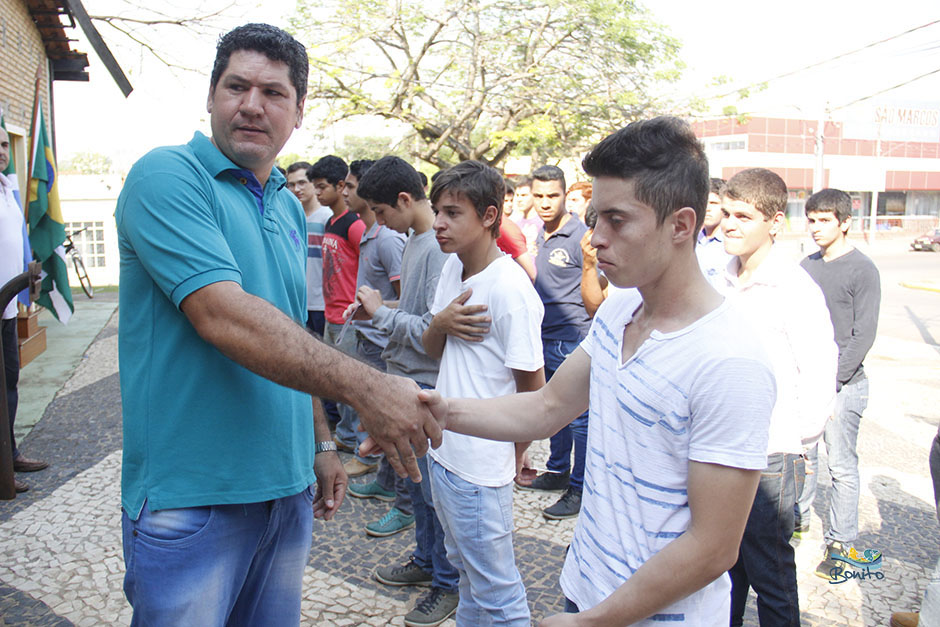 Prefeito Leleco acompanha jovens que prestam juramento e são dispensados pelo exército