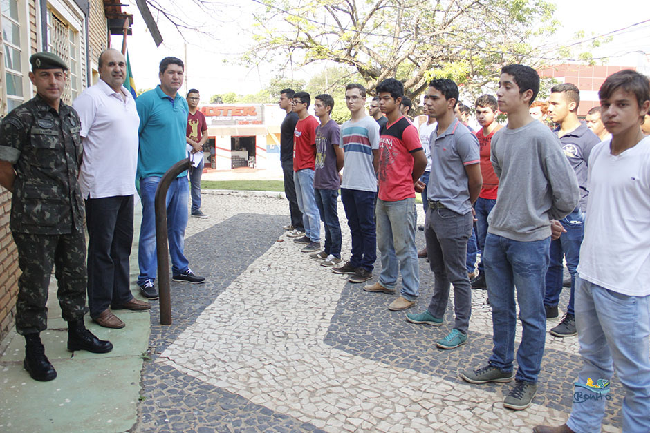 Prefeito Leleco acompanha jovens que prestam juramento e são dispensados pelo exército