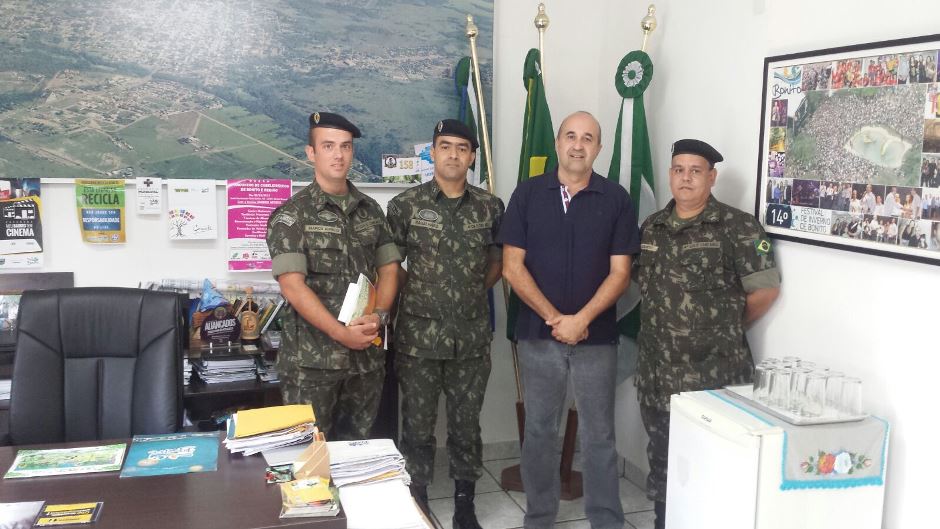 Prefeito Leleco recebe 4ª Cia de Comando do exército em seu gabinete