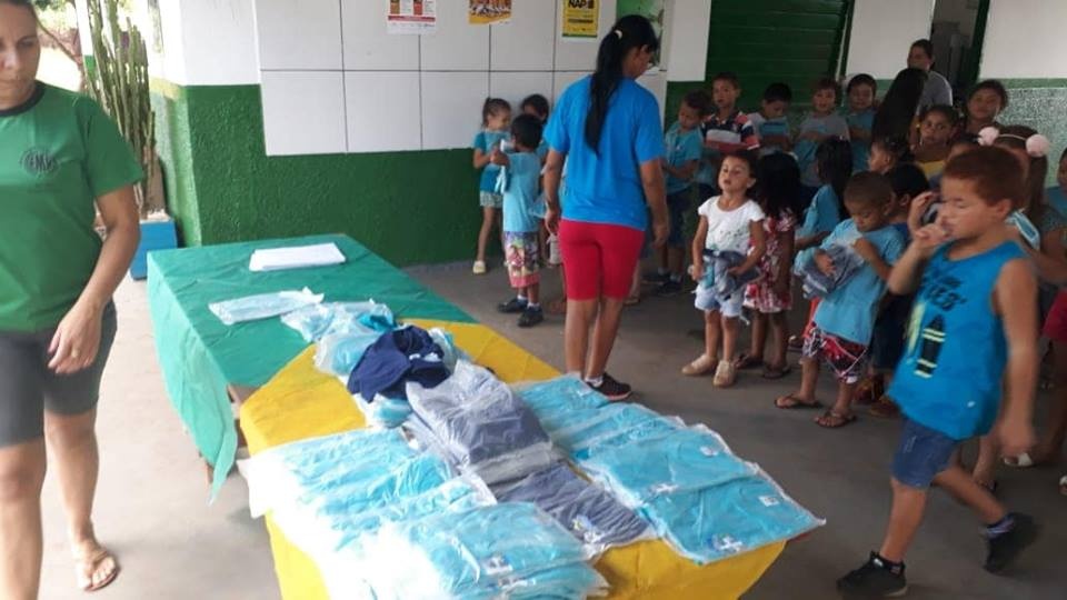 Prefeitura distribui 400 jogos de carteiras e novos uniformes