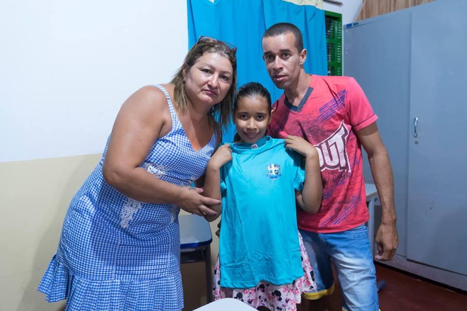 Prefeitura distribui 400 jogos de carteiras e novos uniformes