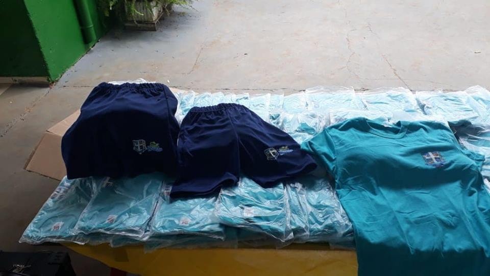 Prefeitura distribui 400 jogos de carteiras e novos uniformes
