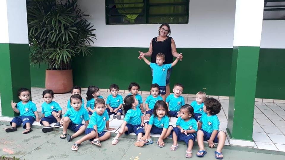 Prefeitura distribui 400 jogos de carteiras e novos uniformes