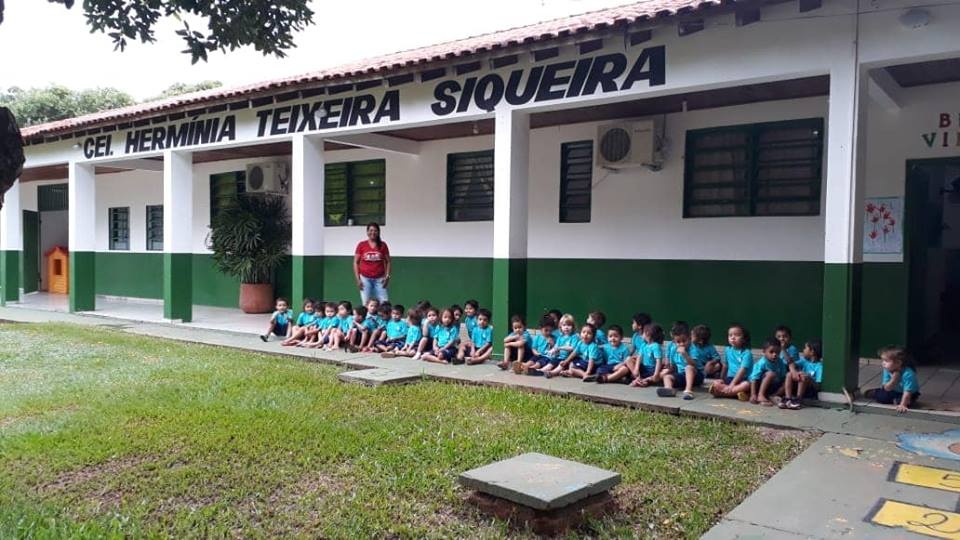 Prefeitura distribui 400 jogos de carteiras e novos uniformes