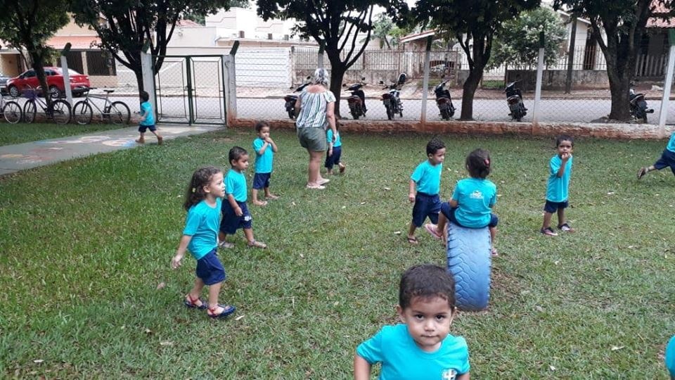 Prefeitura distribui 400 jogos de carteiras e novos uniformes