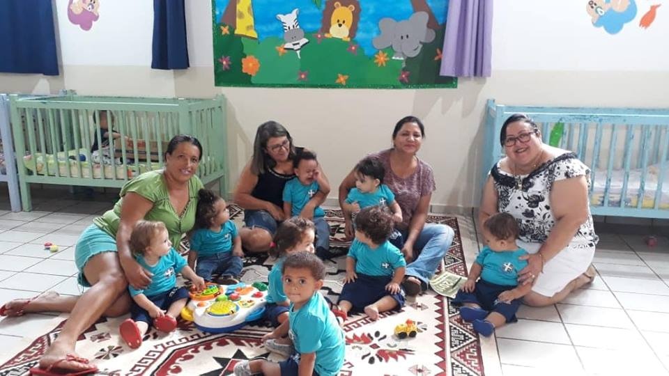 Prefeitura distribui 400 jogos de carteiras e novos uniformes