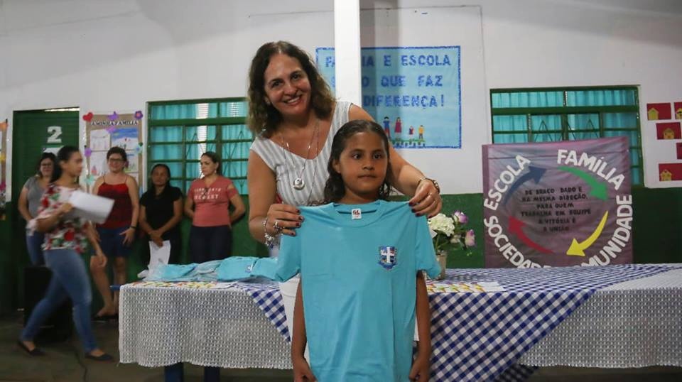 Prefeitura distribui 400 jogos de carteiras e novos uniformes