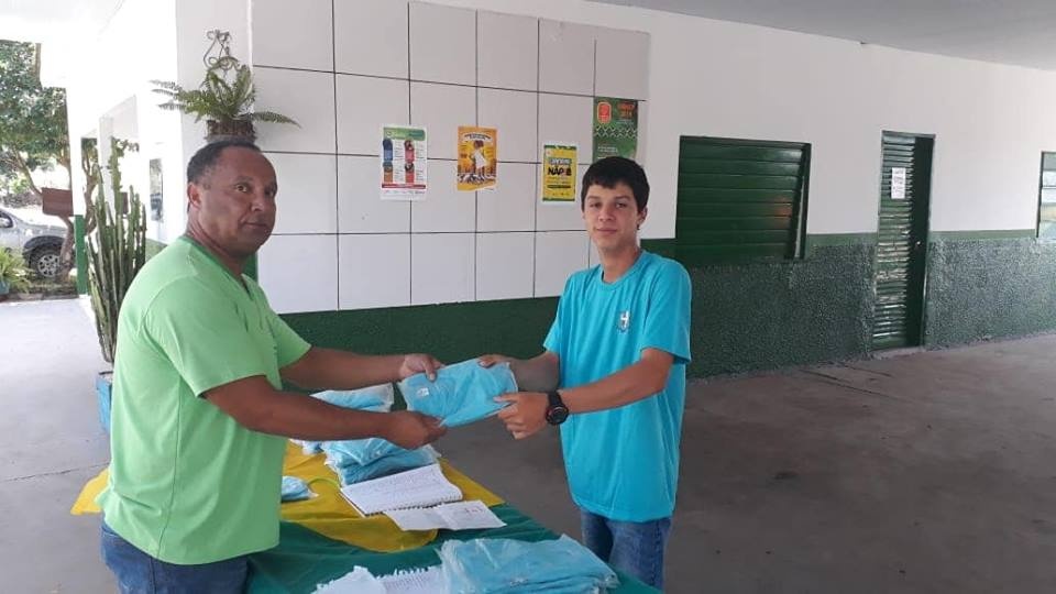Prefeitura distribui 400 jogos de carteiras e novos uniformes