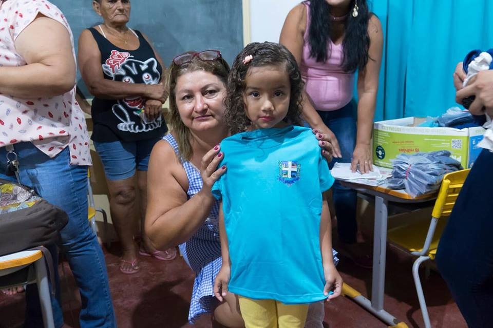 Prefeitura distribui 400 jogos de carteiras e novos uniformes