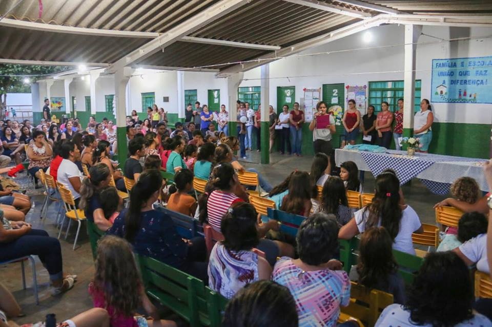 Prefeitura distribui 400 jogos de carteiras e novos uniformes