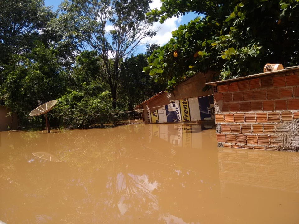Defesa Civil e SAS removem moradores em Águas do Miranda