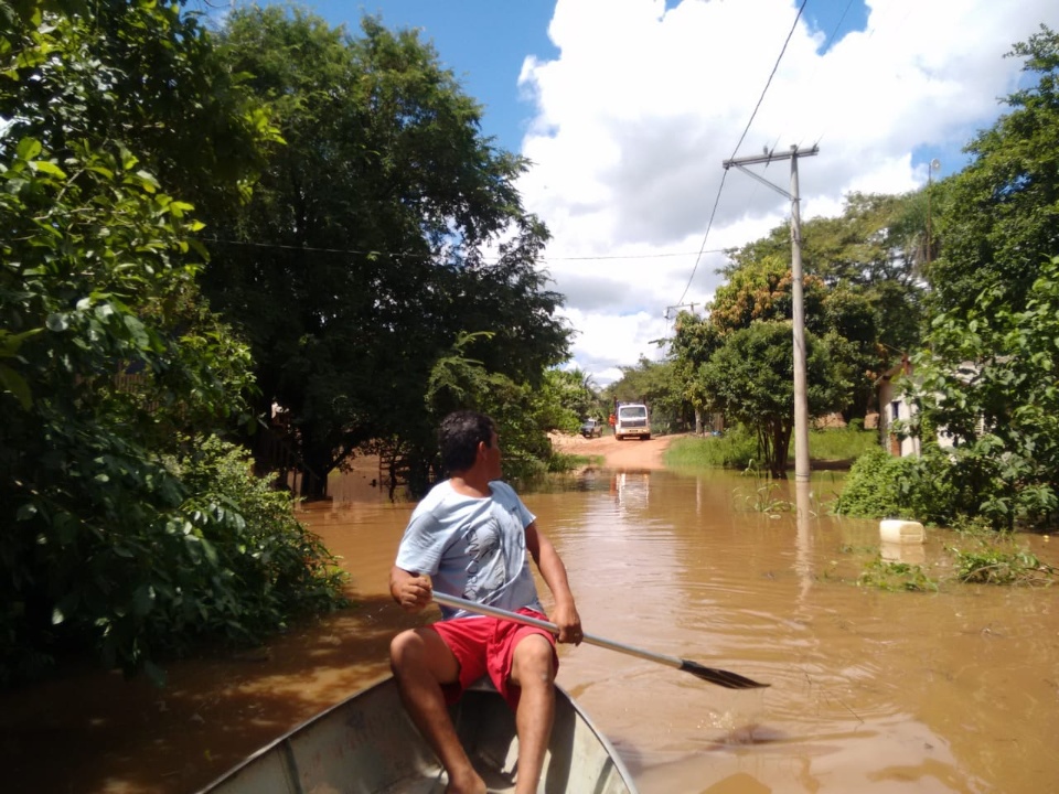 Defesa Civil e SAS removem moradores em Águas do Miranda