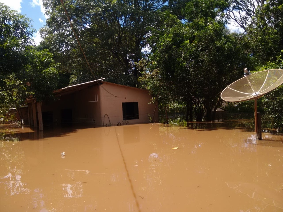 Defesa Civil e SAS removem moradores em Águas do Miranda