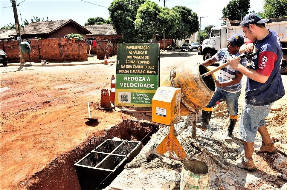 Prefeitura constrói calçadas e bocas de lobo no Rincão Bonito
