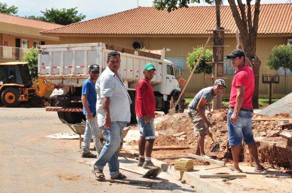 Prefeitura constrói calçadas e bocas de lobo no Rincão Bonito