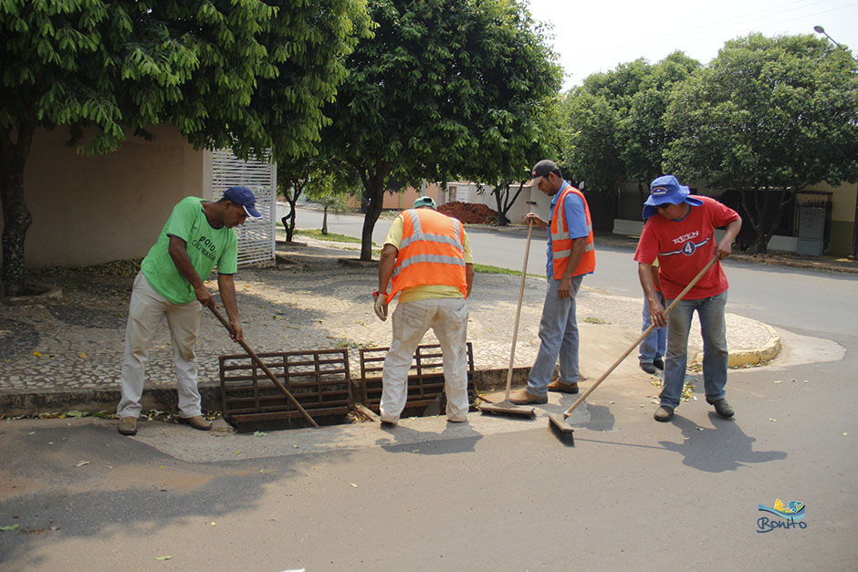 Prefeitura Municipal realiza limpeza e manutenção em ruas da cidade