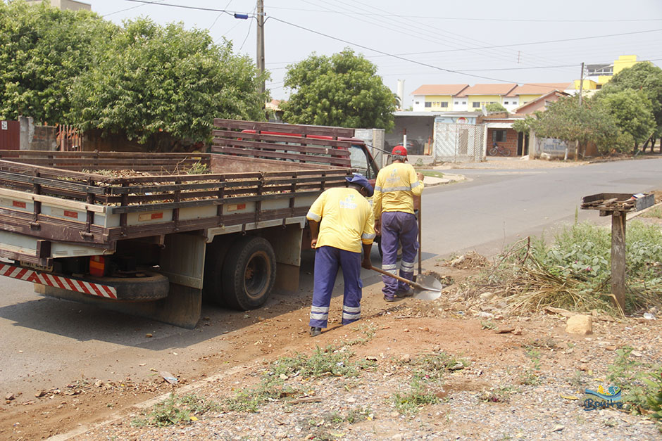 Prefeitura Municipal realiza limpeza e manutenção em ruas da cidade