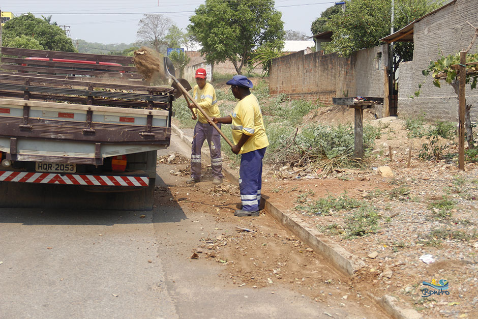 Prefeitura Municipal realiza limpeza e manutenção em ruas da cidade