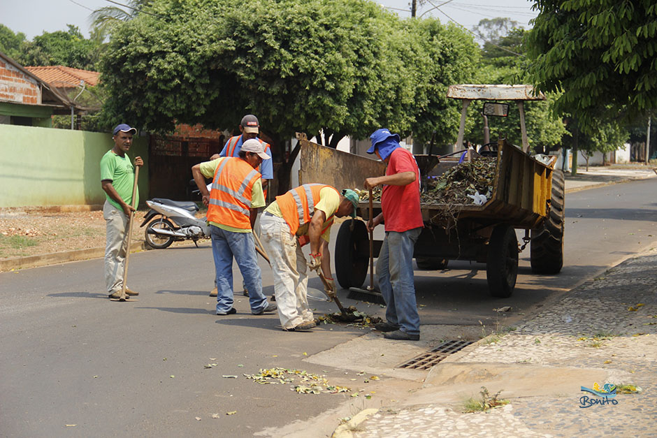 Prefeitura Municipal realiza limpeza e manutenção em ruas da cidade