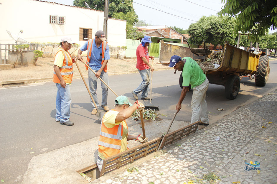 Prefeitura Municipal realiza limpeza e manutenção em ruas da cidade