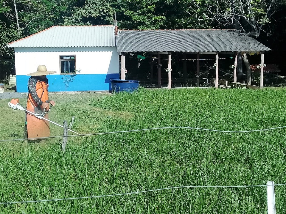 Obras realiza roçada e limpeza na Capela do Sinhôzinho