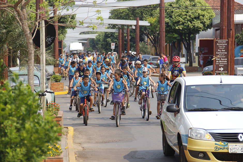 Confira a galeria de fotos do passeio ciclístico do Instituto Mirim Ambiental de Bonito