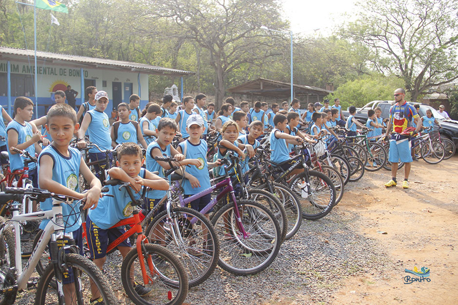 Confira a galeria de fotos do passeio ciclístico do Instituto Mirim Ambiental de Bonito