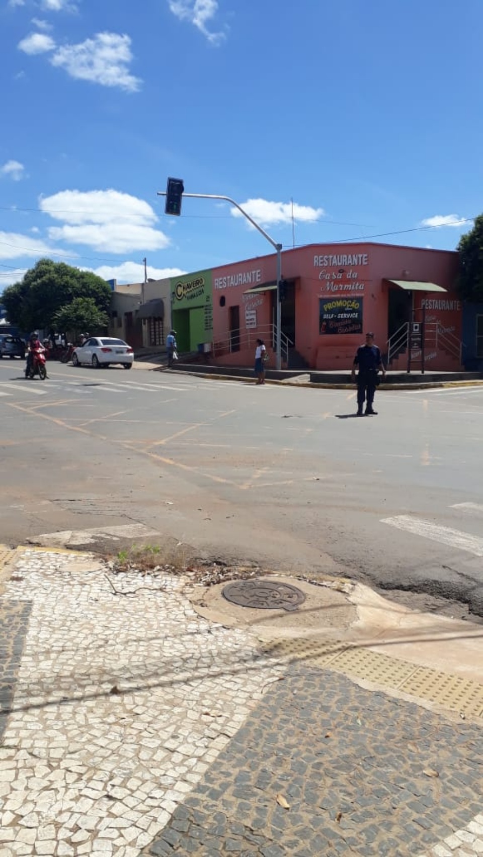 Caminhão transportando máquina danifica fios de semáforo