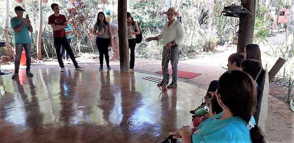 Alunos da EJA participam de aula prática no Buraco das Araras