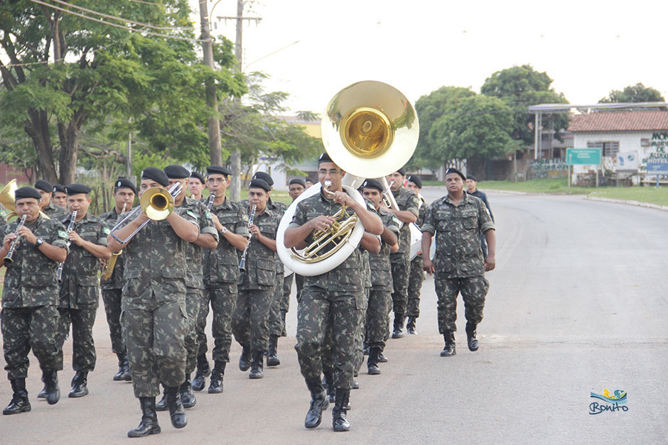 Confira a Alvorada festiva com as Bandas do Exército e da Seleta