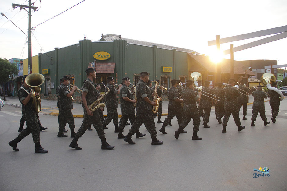 Confira a Alvorada festiva com as Bandas do Exército e da Seleta