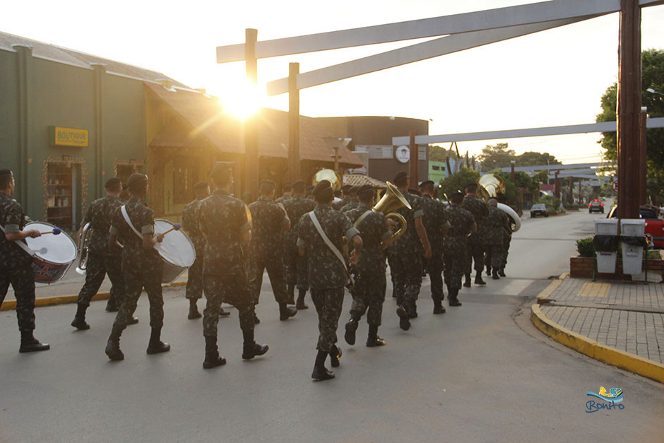 Confira a Alvorada festiva com as Bandas do Exército e da Seleta