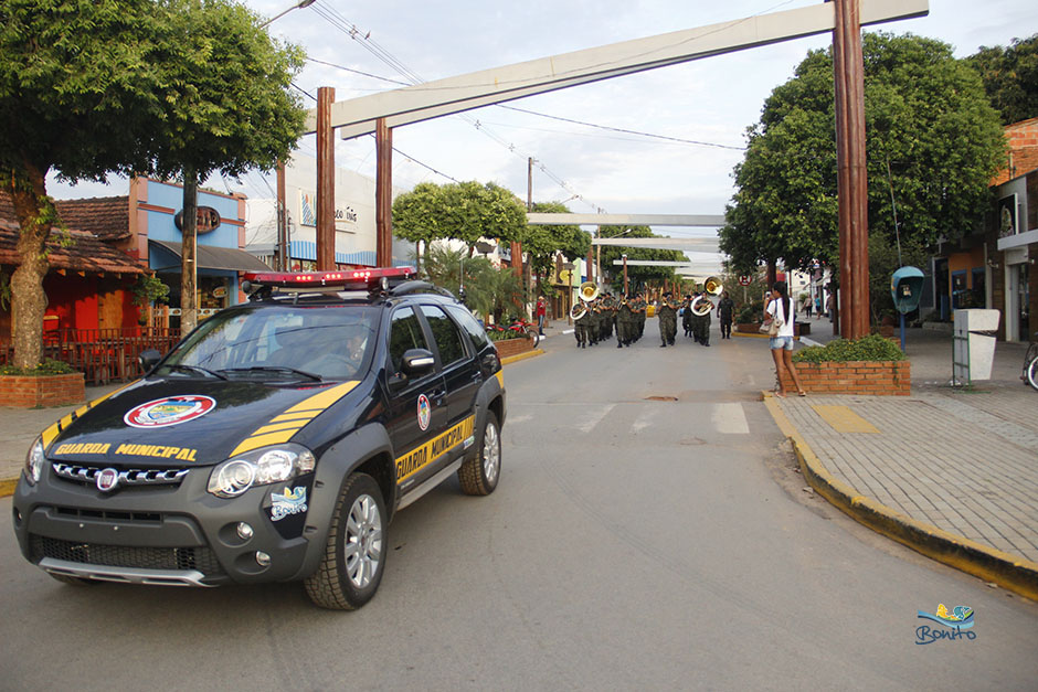 Confira a Alvorada festiva com as Bandas do Exército e da Seleta