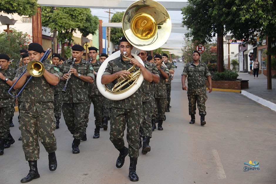 Confira a Alvorada festiva com as Bandas do Exército e da Seleta