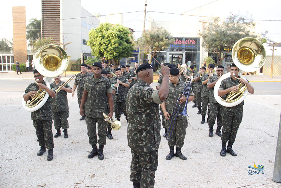 Confira a Alvorada festiva com as Bandas do Exército e da Seleta