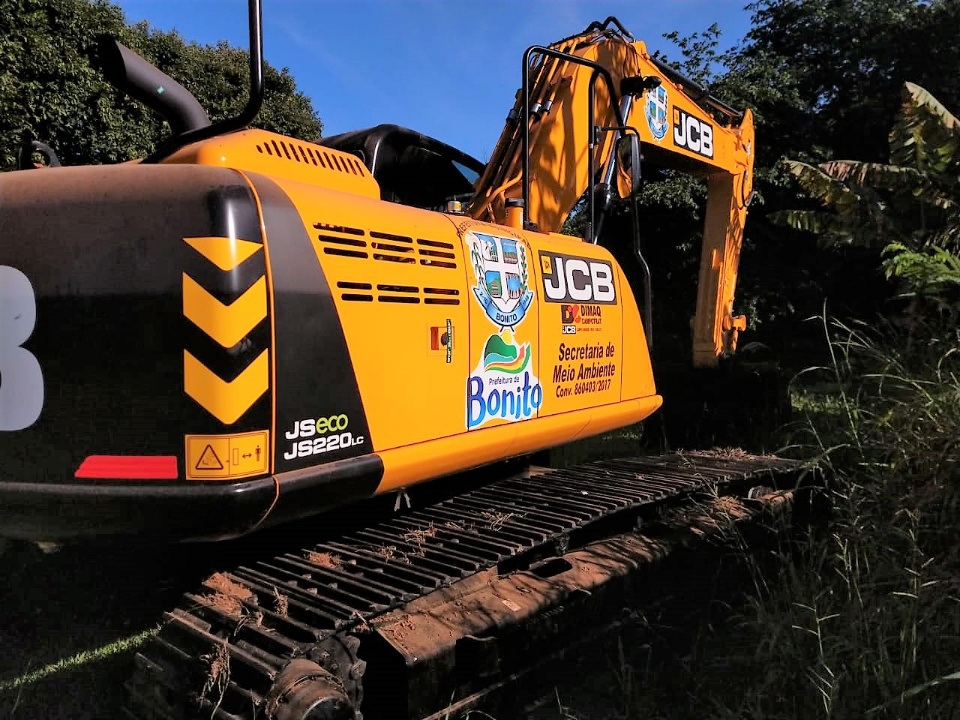 Escavadeira e terraceadeira já trabalham na preservação ambiental