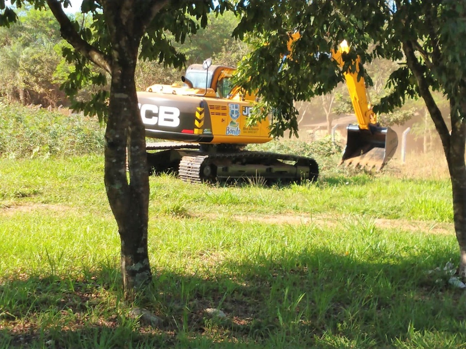 Escavadeira e terraceadeira já trabalham na preservação ambiental