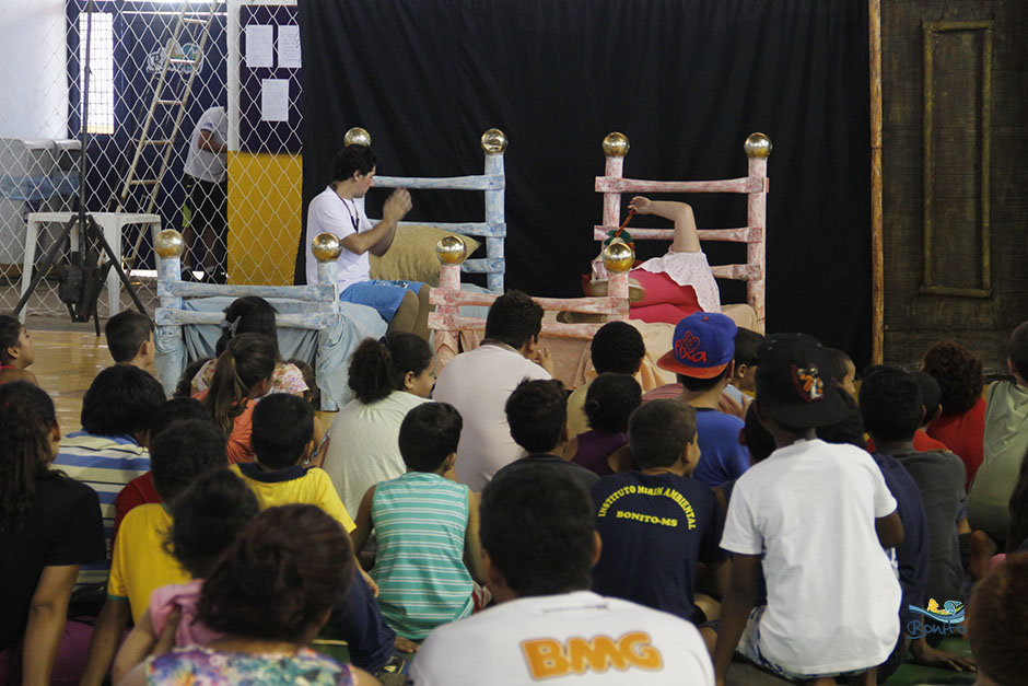Galeria de fotos do Teatro no ginásio de esportes de Bonito
