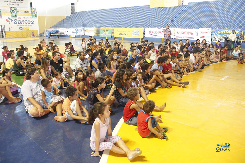Galeria de fotos do Teatro no ginásio de esportes de Bonito