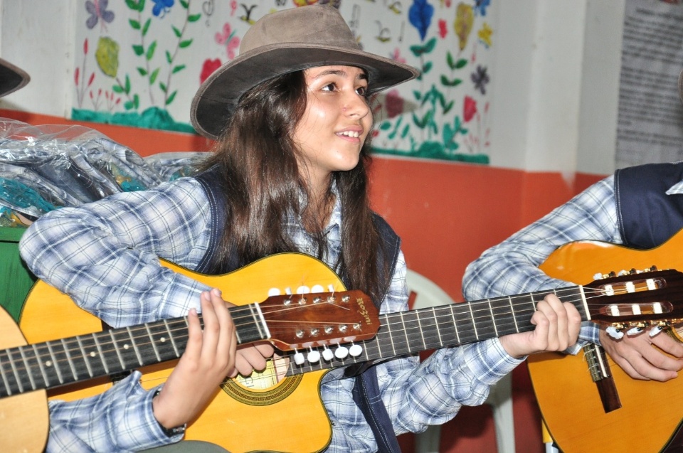 Prefeito entrega uniformes da banda e da orquestra de viola e violão