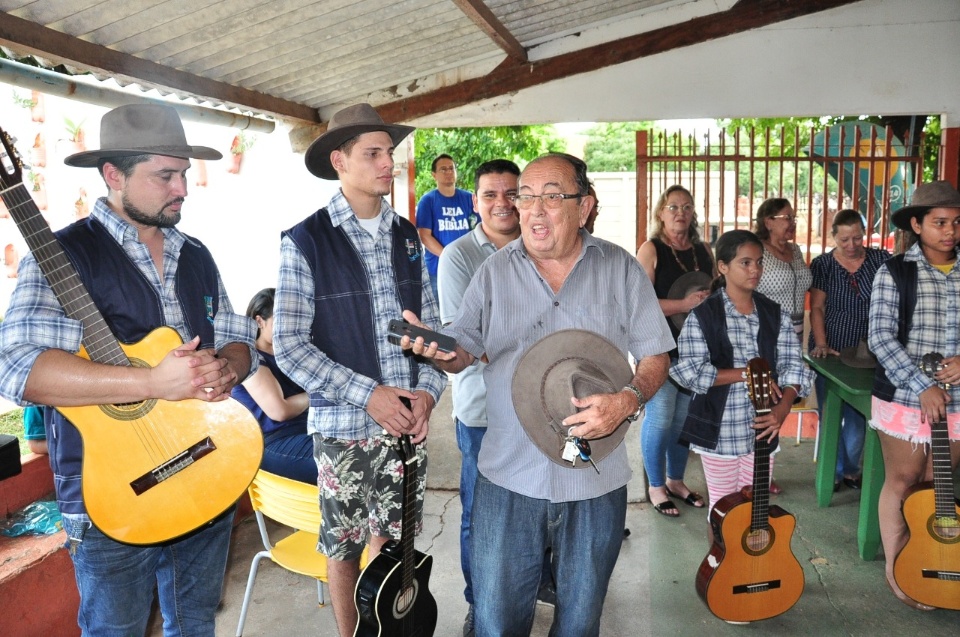 Prefeito entrega uniformes da banda e da orquestra de viola e violão