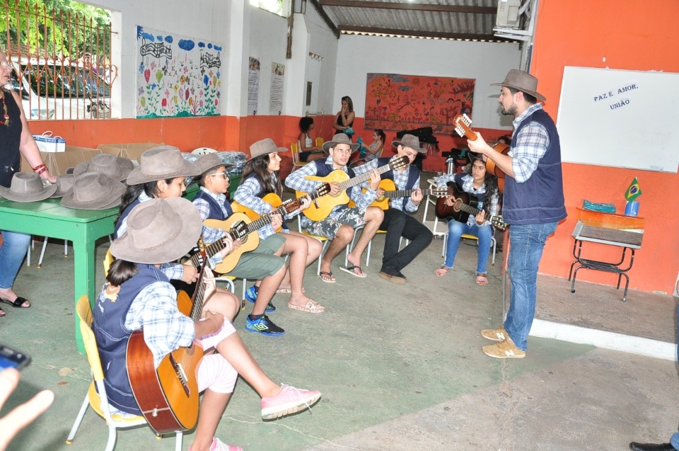 Prefeito entrega uniformes da banda e da orquestra de viola e violão