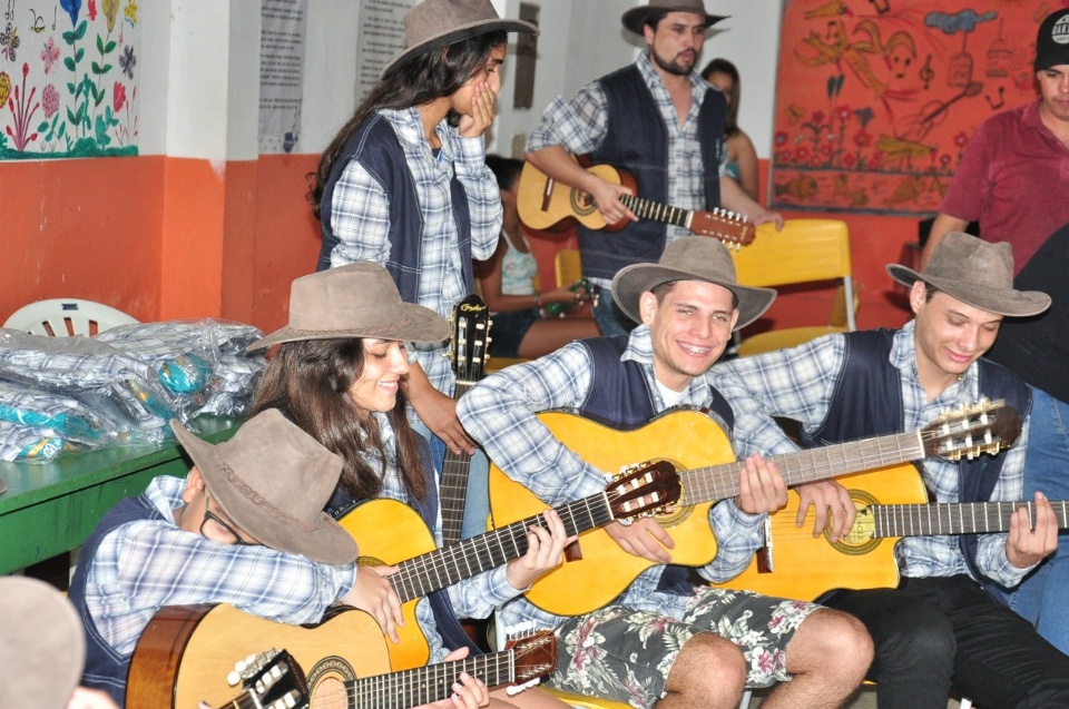 Prefeito entrega uniformes da banda e da orquestra de viola e violão