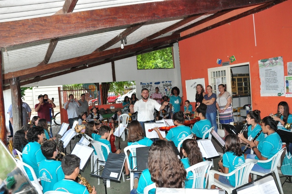 Prefeito entrega uniformes da banda e da orquestra de viola e violão