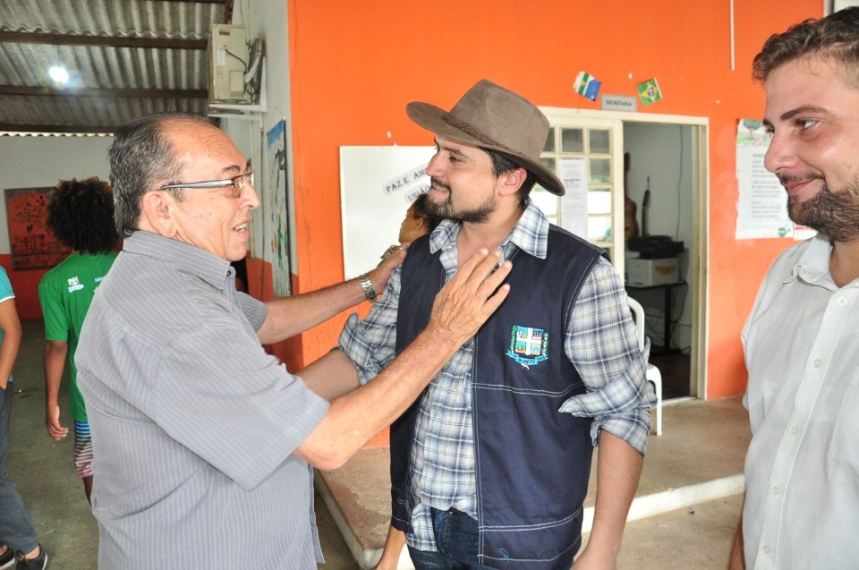 Prefeito entrega uniformes da banda e da orquestra de viola e violão